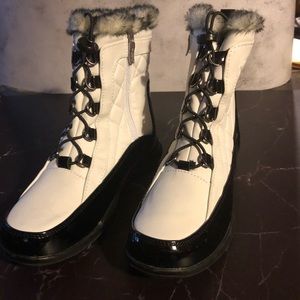 Snow boots